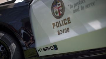 Un grupo de encapuchados robó una tienda de Gucci en Los Angeles a mitad del día, según el LAPD