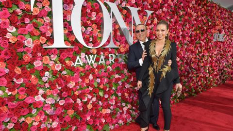 La cantante Thalía en compañía de su esposo Tommy Mottola.