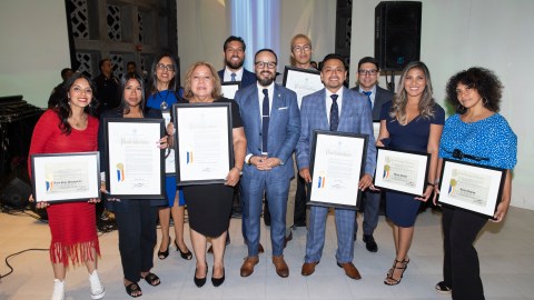 El concejal Francisco Moya junto a los 10 galardonados en Queens.