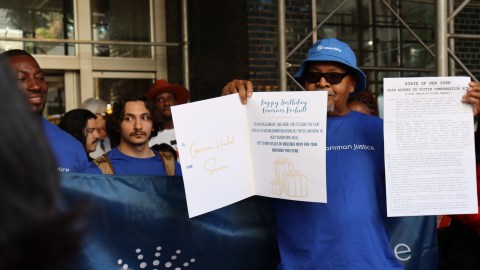 Sobrevivientes de crímenes piden a la Gobernadora Hochul dar vía libre a ley que concede compensación a víctimas