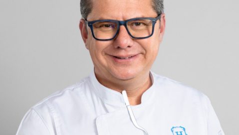 Fernando Stovell es parte del equipo de conductores del "Hotel VIP", el nuevo reality de TelevisaUnivision.