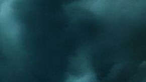 Ilustración de un huracán acercándose a una ciudad.