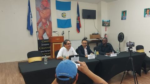Jordán Rodas (izquierda) fue fiscal para los Derechos Humanos en Guatemala.
