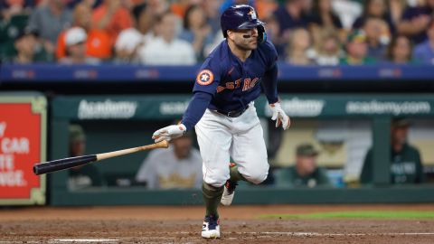 Venezolano José Altuve hace historia en las Grandes Ligas tras llegar a los 2,000 hits