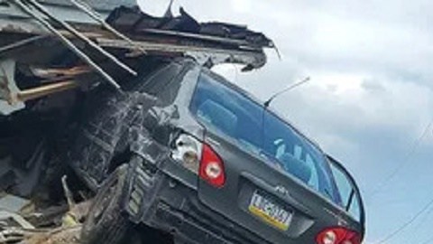 Los equipos de emergencia estuvieron cerca de tres horas trabajando para retirar el automóvil de la casa.