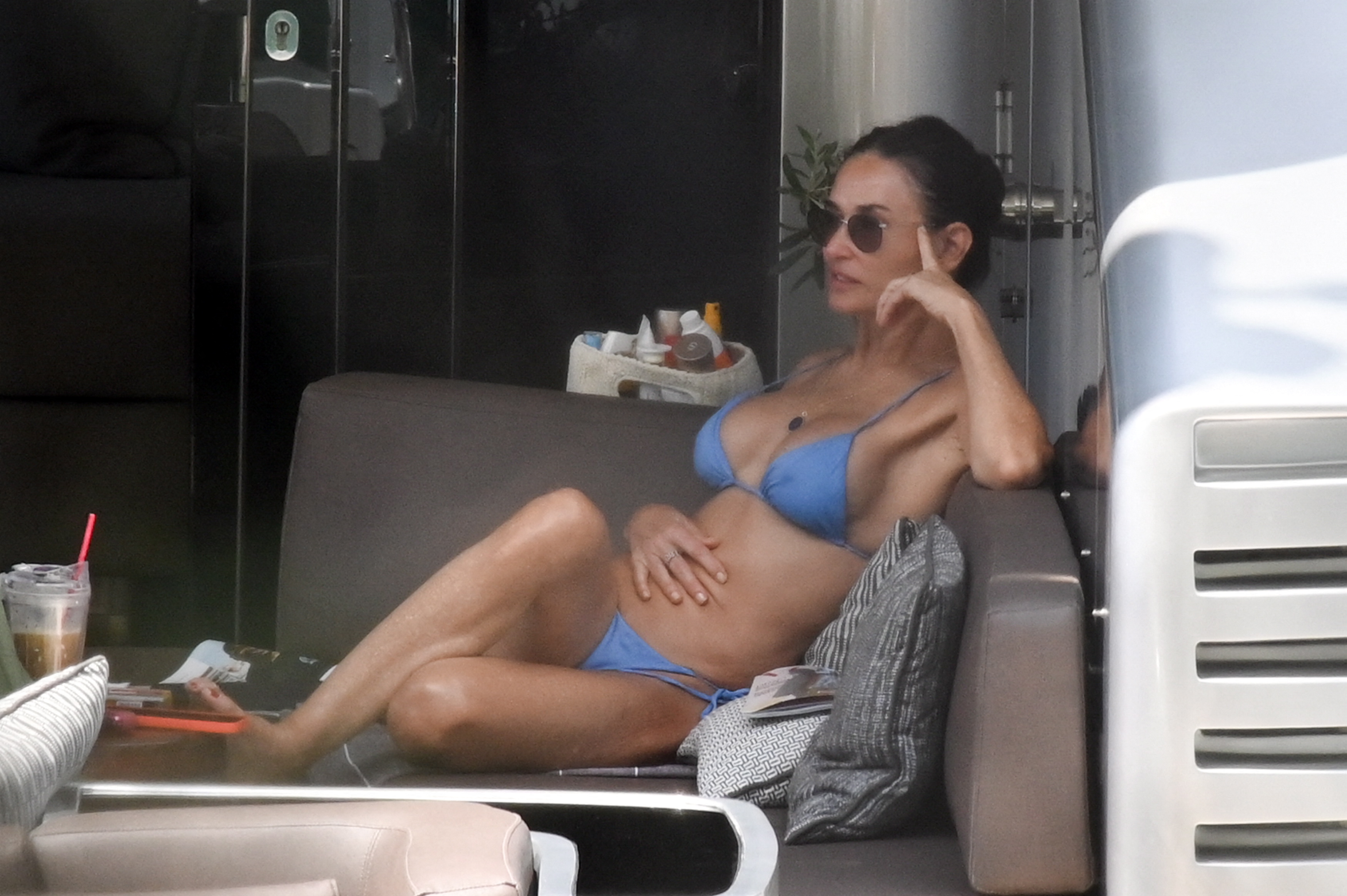 Demi Moore fue captada en Grecia luciendo un bikini, chiquito, en color celeste.