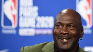 Un mago de los negocios: Michael Jordan cierra la venta de los Charlotte Hornets por $3,000 millones de dólares