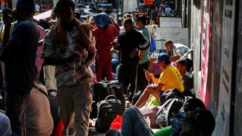 Inmigrantes recién llegados afuera del Roosevelt Hotel en Manhattan, agosto 2023.