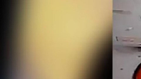 El agresor se bajó del tren en la estación Delancey St.-Essex St. en Lower East Side y está siendo buscado por el NYPD.