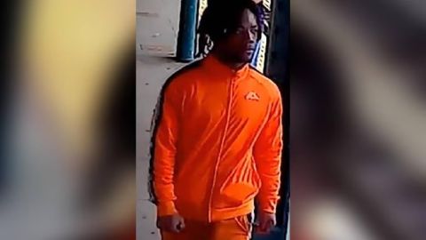 El agresor se bajó del tren en la estación Delancey St.-Essex St. en Lower East Side y está siendo buscado por el NYPD.