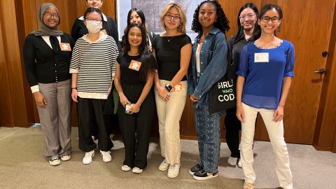 Las estudiantes de escuelas secundarias locales que iniciaron el Programa de Inmersión de Verano en la sede del Bank of America. /Carey Wagner/Girls Who Code