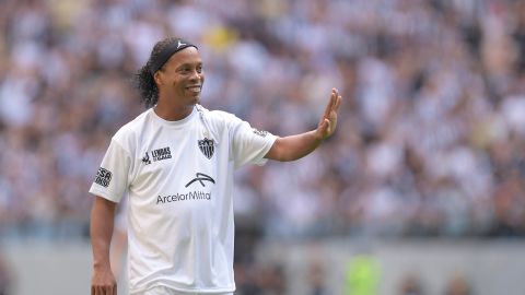 Problemas para Ronaldinho: El brasileño falta a la cita con diputados que investigan estafa que involucra su nombre