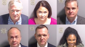 Fotografía cedida por Fulton County Sheriff's Office donde aparecen seis de los siete imputados que se entregaron.