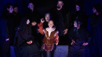 Manuel Morán (centro), creador del festival y presidente del Teatro SEA, en una de las escenas de la obra "Las Locas Aventuras de Don Quijote".