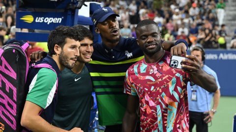 Sebastián Yatra durante el juego de exhibición junto a Carlos Alcaraz, el jugador de la NBA, Jimmy Butler y Frances Tiafoe.