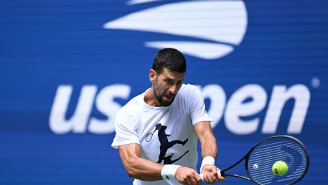 Novak Djokovic en acción durante la práctica previa a su debut este lunes en el US Open.