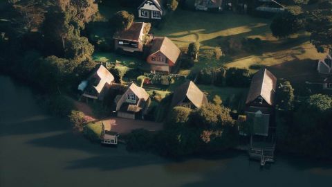 Un video muestra el momento en el que una casa se desploma por la creciente del río.