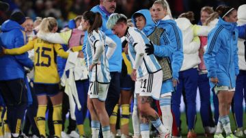 Yamila Rodriguez (centro) se lamenta tras ser eliminada del Mundial.