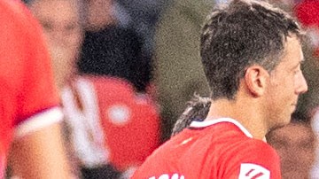 Éder Militão (d), se retira del campo entre lágrimas.