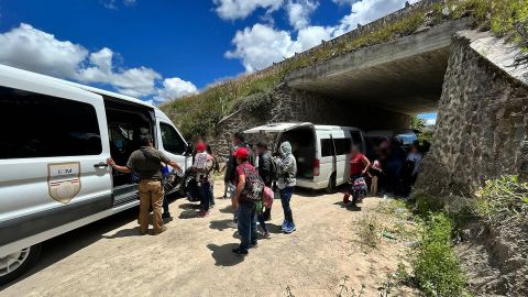 Se muestra al personal del INM en el rescate de los más de 100 inmigrantes de las furgonetas.