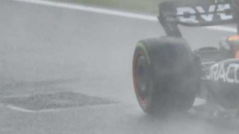 Max Verstappen (d) y Fernando Alonso (i) durante la carrera.