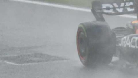 Max Verstappen (d) y Fernando Alonso (i) durante la carrera.