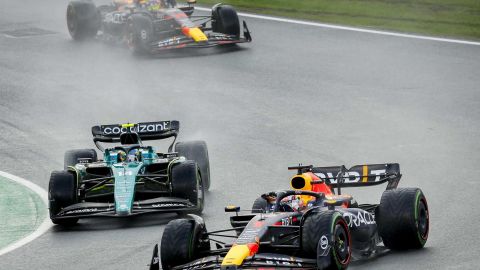 Max Verstappen (d) y Fernando Alonso (i) durante la carrera.