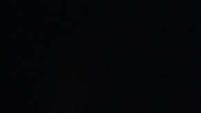 Blanca Burns sostiene el balón durante el juego entre Finlandia y Australia.