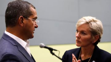 La secretaria de Energía de EE. UU., Jennifer M. Granholm, conversa con el gobernador de Puerto Rico, Pedro Pierluisi, durante una de sus visitas a la isla.