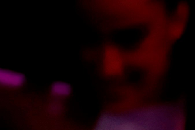 En la imagen aparece la cantante Becky G, quien siempre sorprende por cómo viste tanto arriba como abajo del escenario.