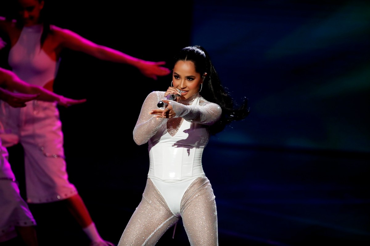 In the image appears the singer Becky G, who always surprises with how she dresses both on and off stage.