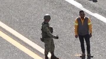 Una grúa retira parte de un autobús de pasajeros que se accidentó la madrugada del martes, en Oaxaca, México.