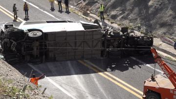 Una grúa retira parte de un autobús de pasajeros que se accidentó la madrugada del martes, en Oaxaca, México.