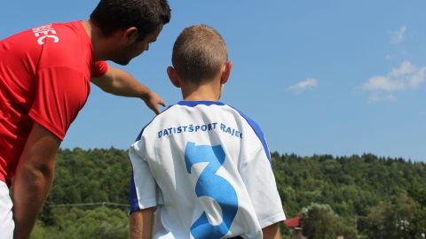 El hombre prometía a los jóvenes oportunidades para convertirse en estrellas del fútbol.