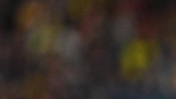 La inglesa Lucy Bronze disputa un balón con la colombiana Linda Caicedo.