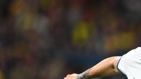 La inglesa Lucy Bronze disputa un balón con la colombiana Linda Caicedo.