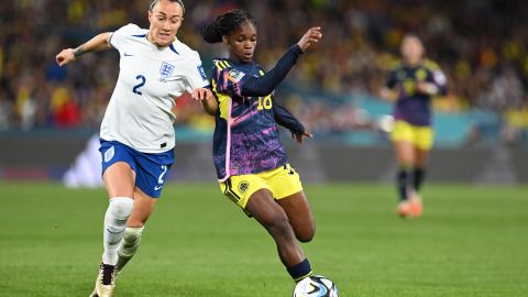 La inglesa Lucy Bronze disputa un balón con la colombiana Linda Caicedo.