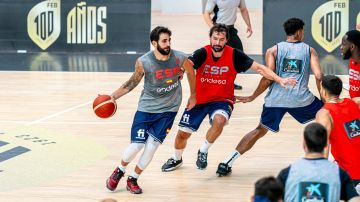 Ricky Rubio (i) en un entrenamiento de la selección española de baloncesto.