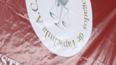 Yasmín Esquivel, saluda a una asistente a una charla sobre los derechos de los migrantes.