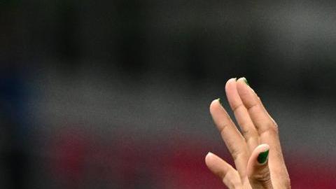 Marta se despide de la hinchada luego del partido entre Brasil y Jamaica.