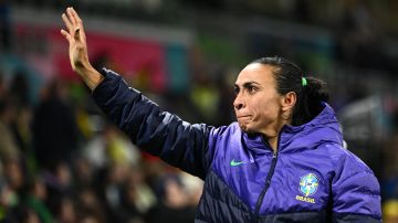 Marta se despide de la hinchada luego del partido entre Brasil y Jamaica.