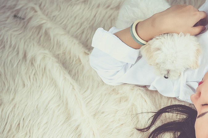 No a todo el mundo le acomoda dormir de lado. (Foto: Cuncon/Pixabay)