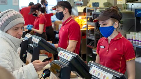 mcdonalds-trabajadora-caja-registradora-cobro