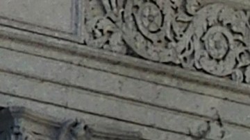 El alcalde de Nueva York, Eric Adams (c), habla junto al comisionado de la oficina de Asuntos del Inmigrante, Manuel Castro (d), durante una manifestación.