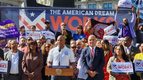 El alcalde de Nueva York, Eric Adams (c), habla junto al comisionado de la oficina de Asuntos del Inmigrante, Manuel Castro (d), durante una manifestación.