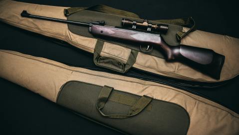 El niño encontró un rifle cargado y lo disparó.