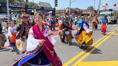 Bellas bailarinas con trajes de cholas cuencanas participaron en el desfile.