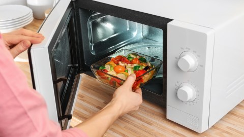 La energía de microondas no penetra bien en los alimentos más gruesos y puede producir una cocción desigual