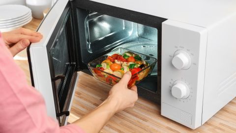 La energía de microondas no penetra bien en los alimentos más gruesos y puede producir una cocción desigual