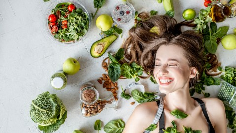 El consumo de alimentos ricos en vitaminas pueden ayudar al cabello acrecer sano y fuerte, se trata de vitaminas del tipo B, A , C y D.